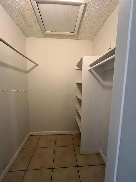 For Rent: $1,590 (2 beds, 1 baths, 880 Square Feet)