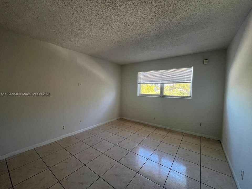 For Rent: $1,590 (2 beds, 1 baths, 880 Square Feet)