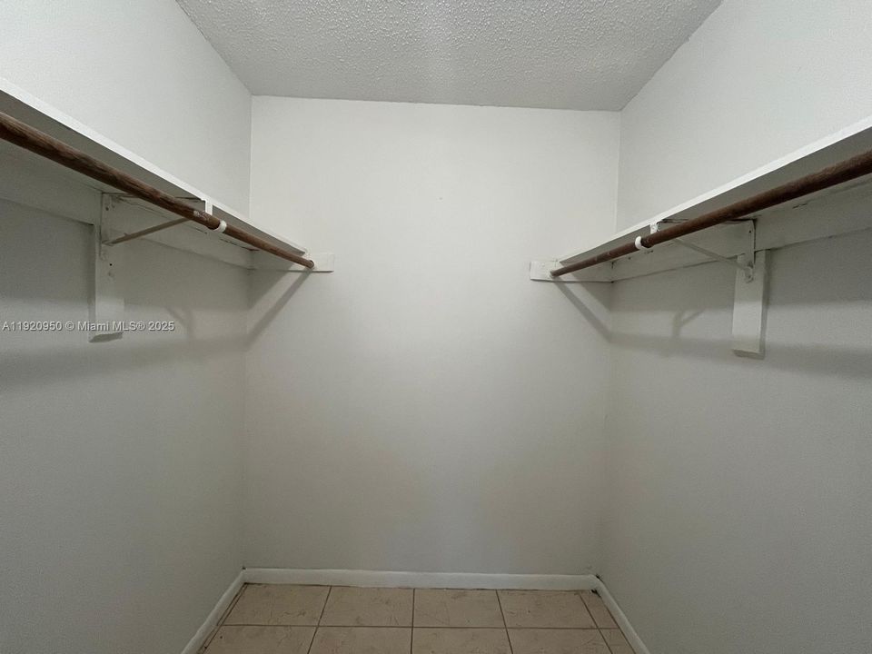 For Rent: $1,590 (2 beds, 1 baths, 880 Square Feet)