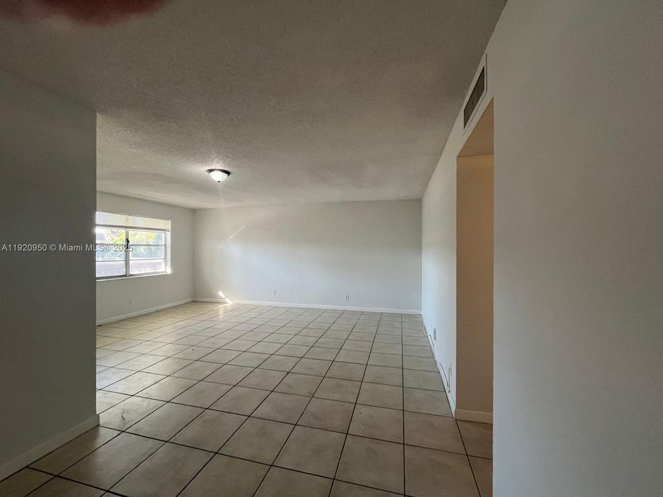 For Rent: $1,590 (2 beds, 1 baths, 880 Square Feet)