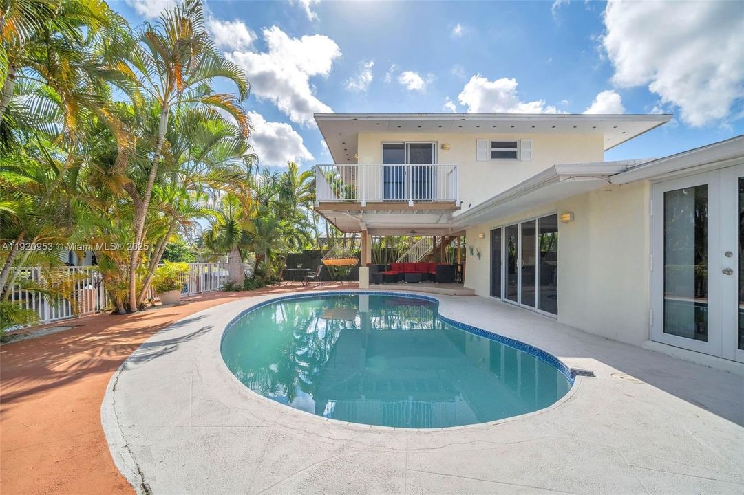 For Sale: $1,290,000 (3 beds, 3 baths, 1688 Square Feet)