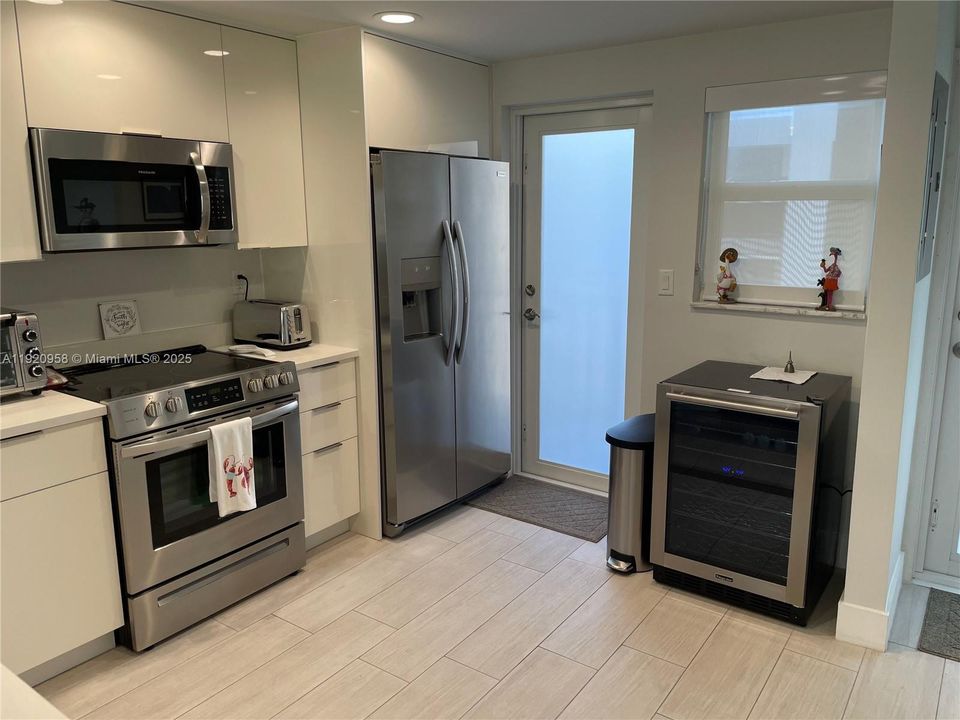 For Sale: $599,000 (2 beds, 2 baths, 1140 Square Feet)