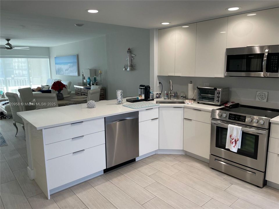 For Sale: $599,000 (2 beds, 2 baths, 1140 Square Feet)