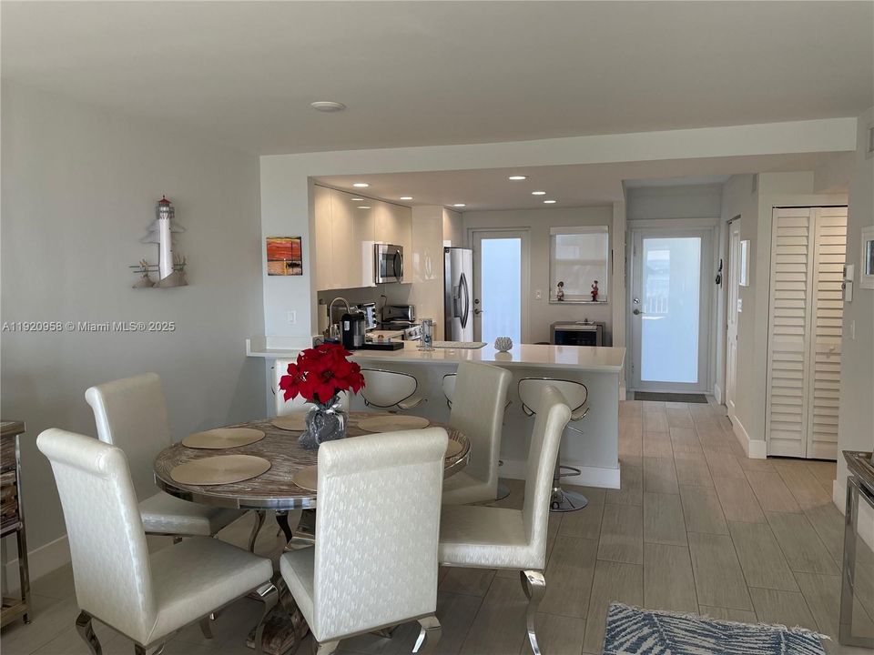 For Sale: $599,000 (2 beds, 2 baths, 1140 Square Feet)