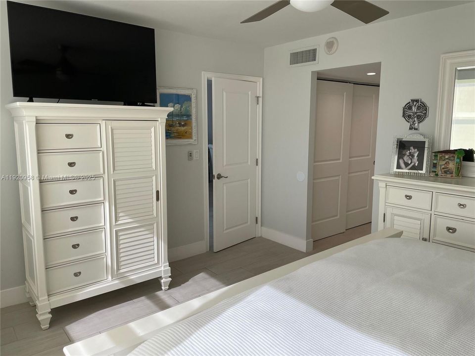 For Sale: $599,000 (2 beds, 2 baths, 1140 Square Feet)