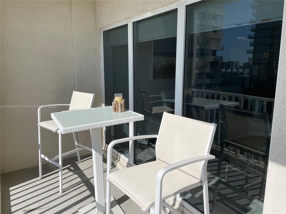 For Sale: $599,000 (2 beds, 2 baths, 1140 Square Feet)