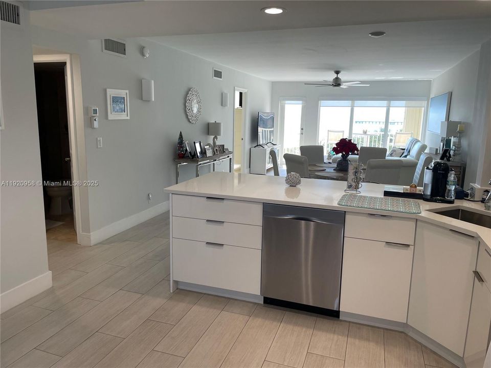 For Sale: $599,000 (2 beds, 2 baths, 1140 Square Feet)