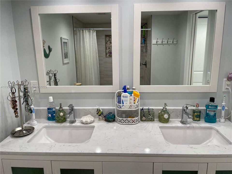 For Sale: $599,000 (2 beds, 2 baths, 1140 Square Feet)