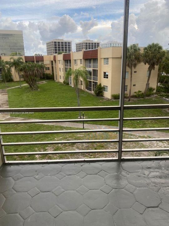 For Sale: $139,900 (2 beds, 2 baths, 890 Square Feet)