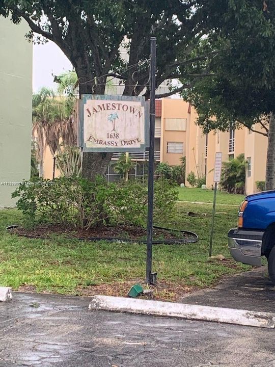 For Sale: $139,900 (2 beds, 2 baths, 890 Square Feet)