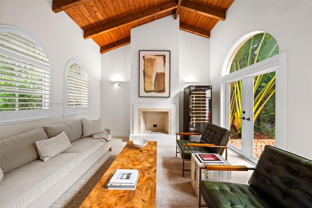 合同活跃: $2,150,000 (4 贝兹, 3 浴室, 2290 平方英尺)