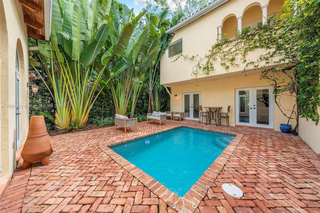 合同活跃: $2,150,000 (4 贝兹, 3 浴室, 2290 平方英尺)