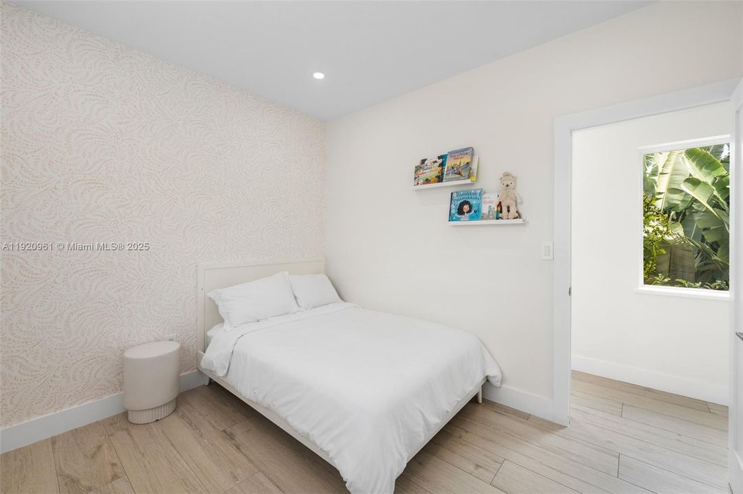 合同活跃: $2,150,000 (4 贝兹, 3 浴室, 2290 平方英尺)