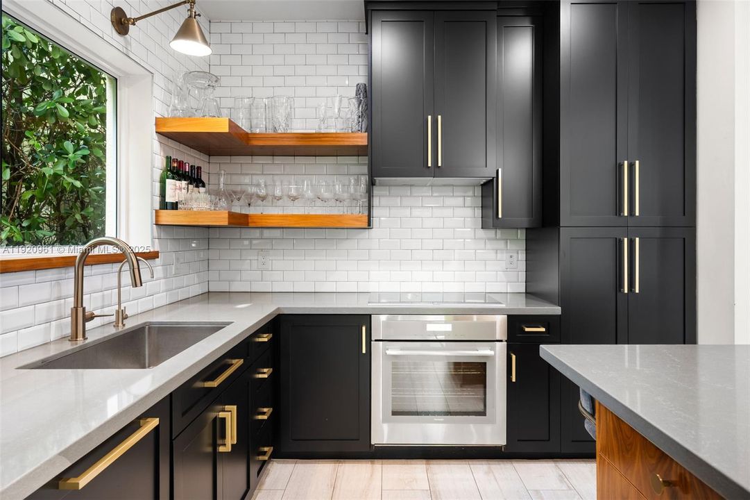 合同活跃: $2,150,000 (4 贝兹, 3 浴室, 2290 平方英尺)