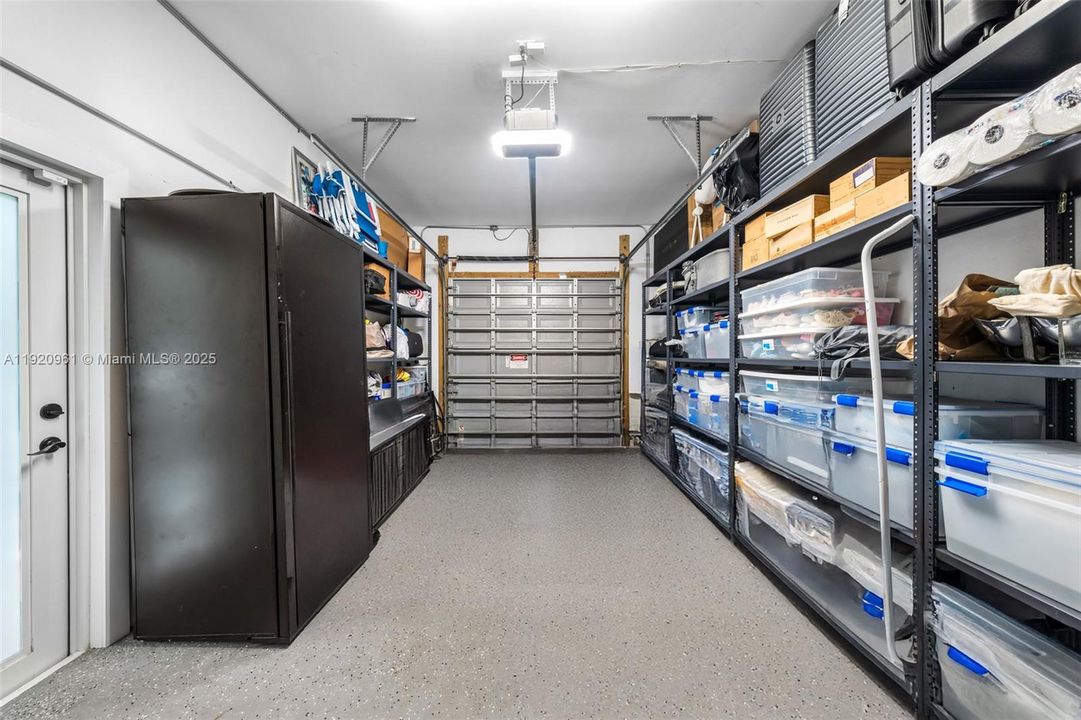 合同活跃: $2,150,000 (4 贝兹, 3 浴室, 2290 平方英尺)