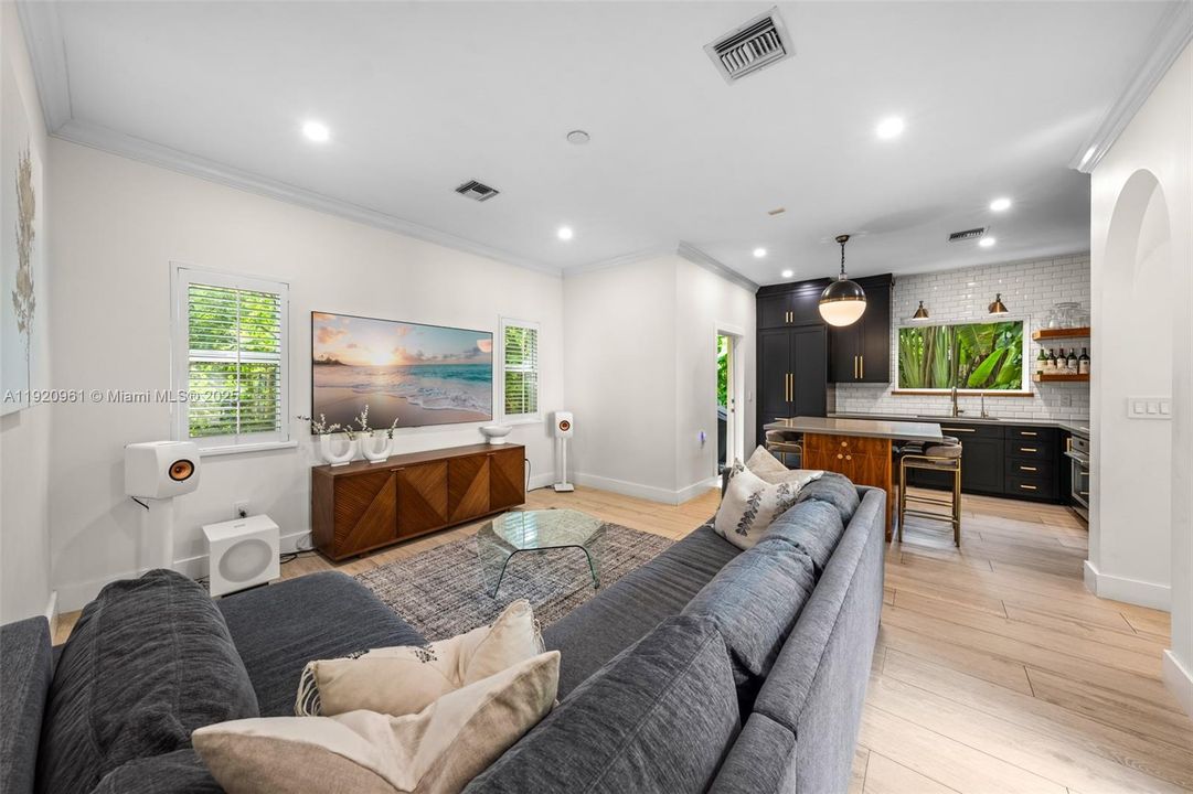 合同活跃: $2,150,000 (4 贝兹, 3 浴室, 2290 平方英尺)