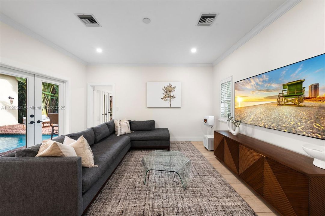 合同活跃: $2,150,000 (4 贝兹, 3 浴室, 2290 平方英尺)