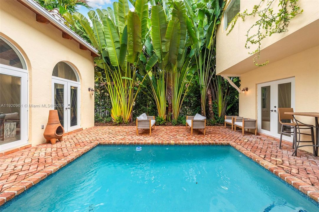 合同活跃: $2,150,000 (4 贝兹, 3 浴室, 2290 平方英尺)