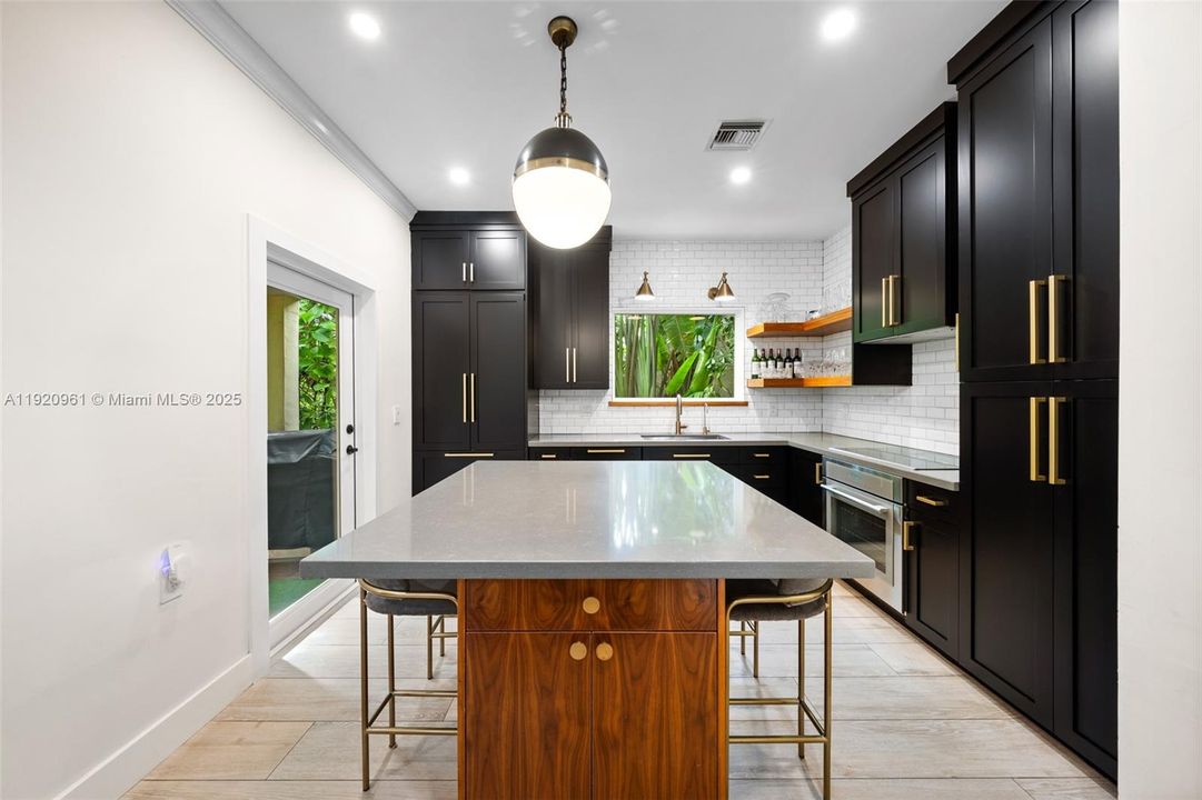 合同活跃: $2,150,000 (4 贝兹, 3 浴室, 2290 平方英尺)