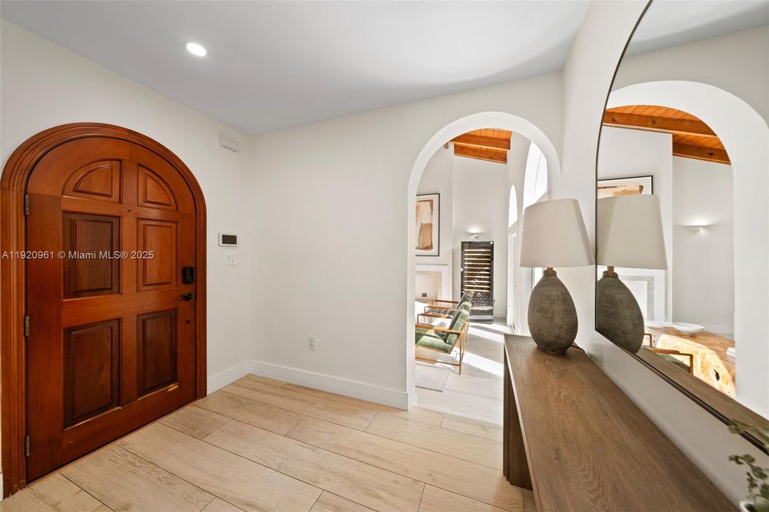 合同活跃: $2,150,000 (4 贝兹, 3 浴室, 2290 平方英尺)