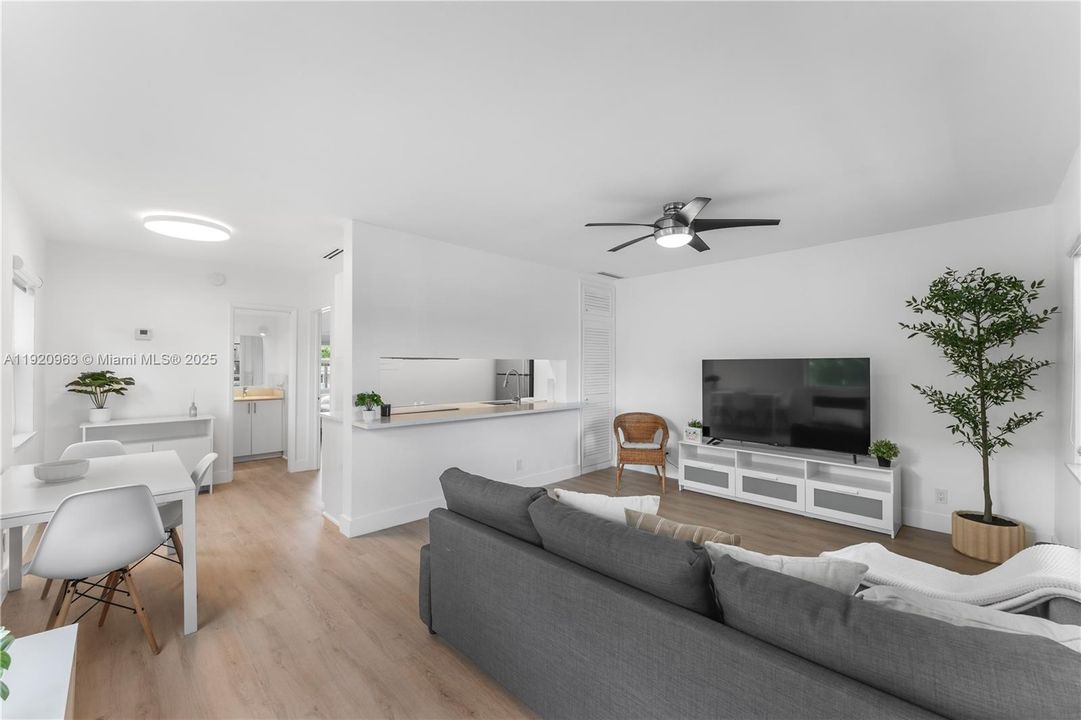 For Sale: $299,000 (1 beds, 1 baths, 560 Square Feet)