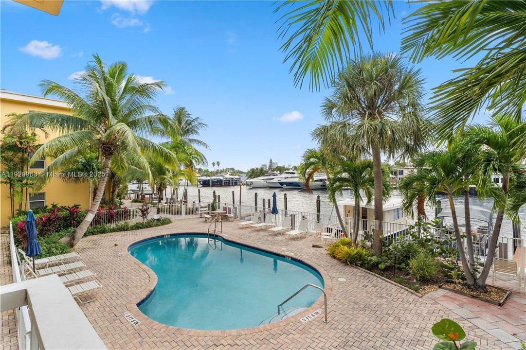 For Sale: $299,000 (1 beds, 1 baths, 560 Square Feet)