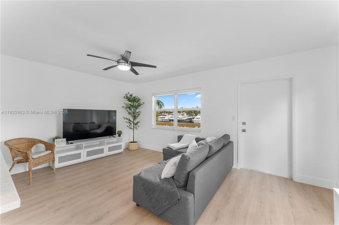 For Sale: $299,000 (1 beds, 1 baths, 560 Square Feet)