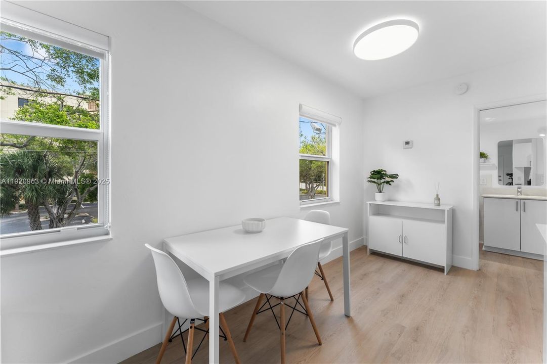 For Sale: $299,000 (1 beds, 1 baths, 560 Square Feet)