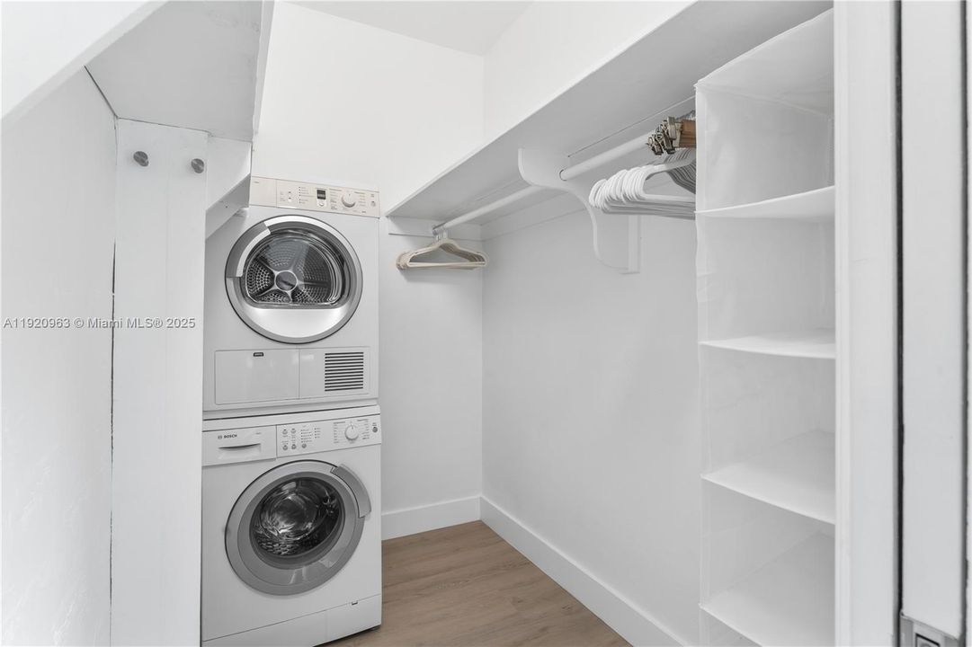 For Sale: $299,000 (1 beds, 1 baths, 560 Square Feet)