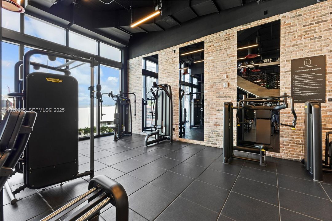 For Sale: $910,000 (1 beds, 1 baths, 560 Square Feet)