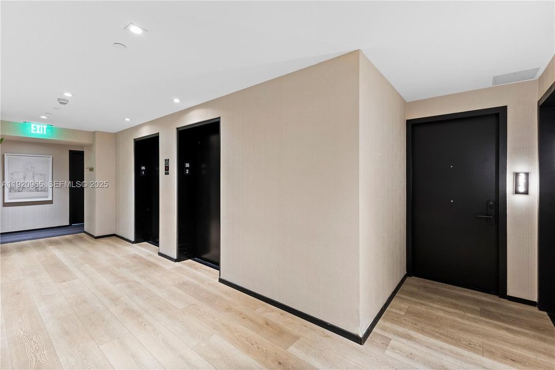 For Sale: $910,000 (1 beds, 1 baths, 560 Square Feet)