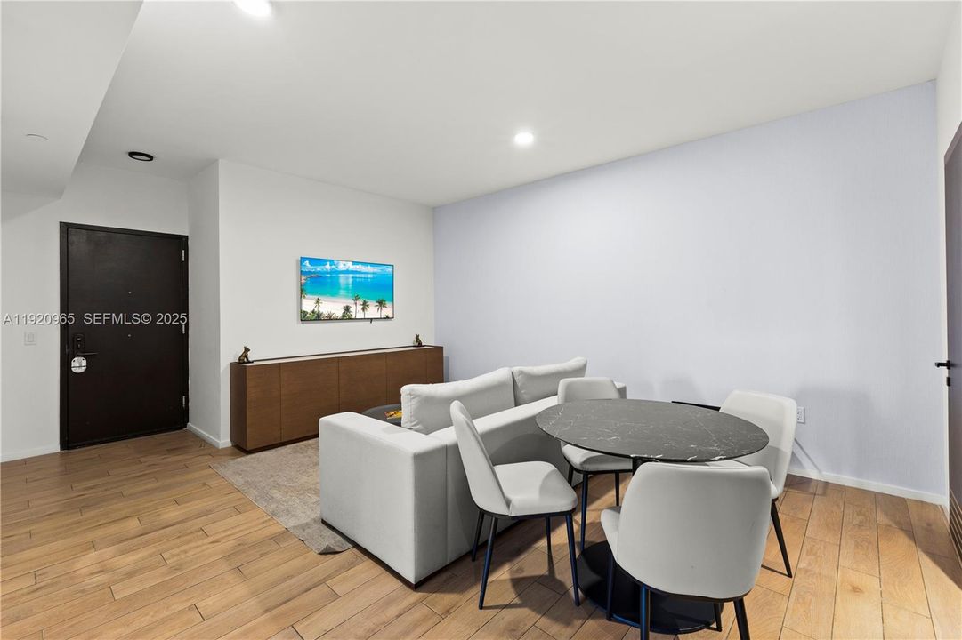 For Sale: $910,000 (1 beds, 1 baths, 560 Square Feet)