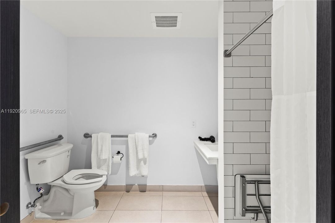 For Sale: $910,000 (1 beds, 1 baths, 560 Square Feet)