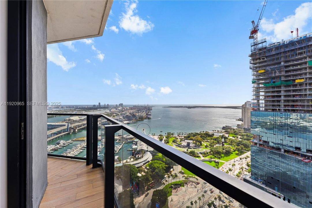 For Sale: $910,000 (1 beds, 1 baths, 560 Square Feet)