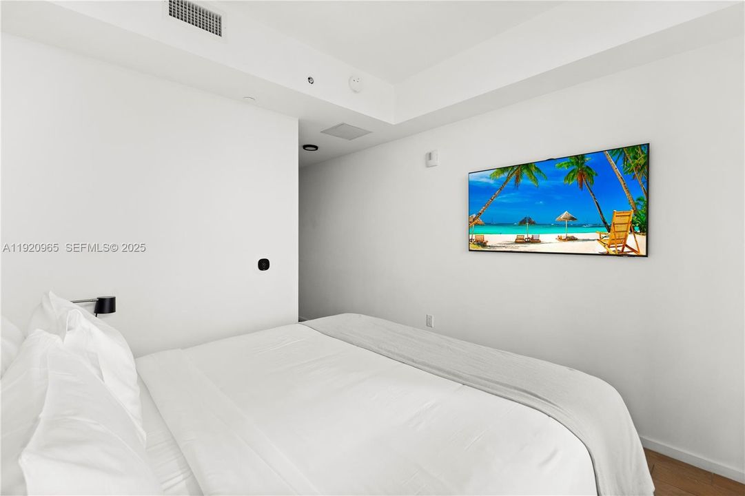 For Sale: $910,000 (1 beds, 1 baths, 560 Square Feet)