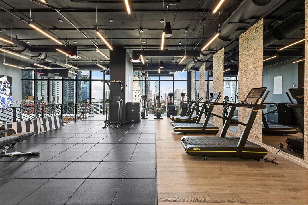 For Sale: $910,000 (1 beds, 1 baths, 560 Square Feet)