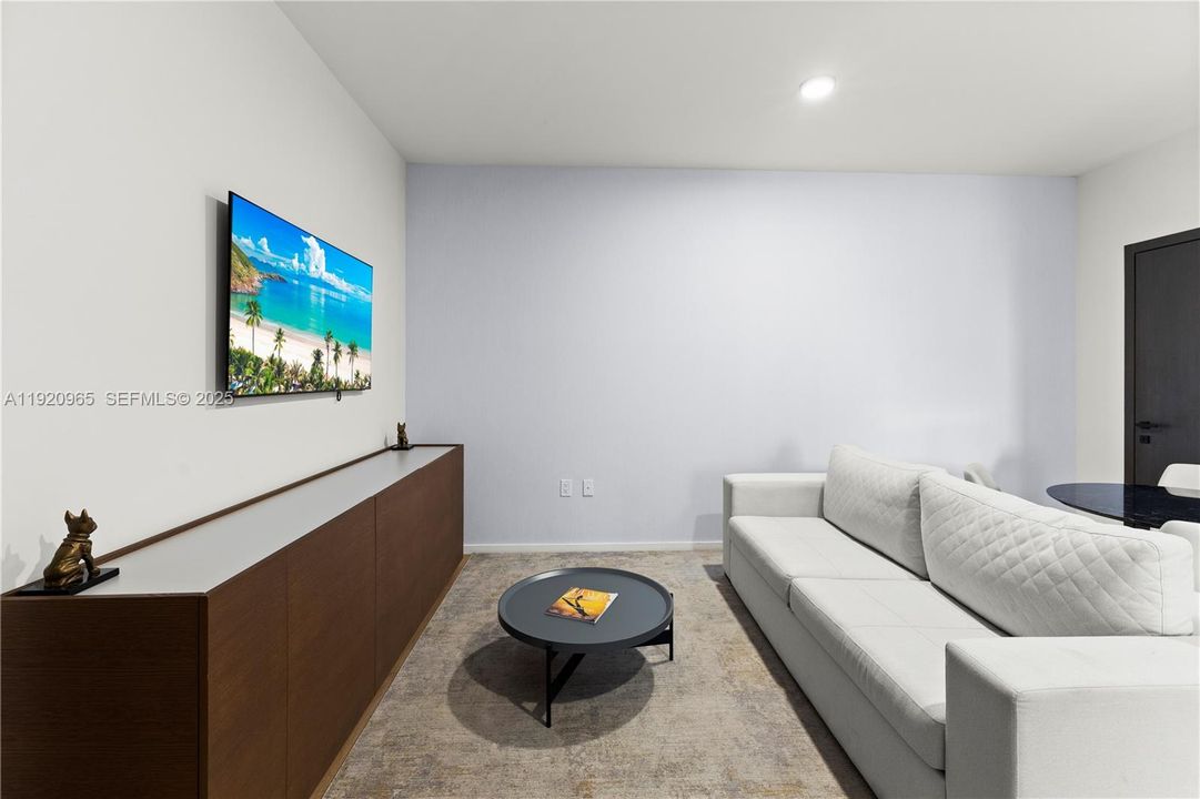 For Sale: $910,000 (1 beds, 1 baths, 560 Square Feet)