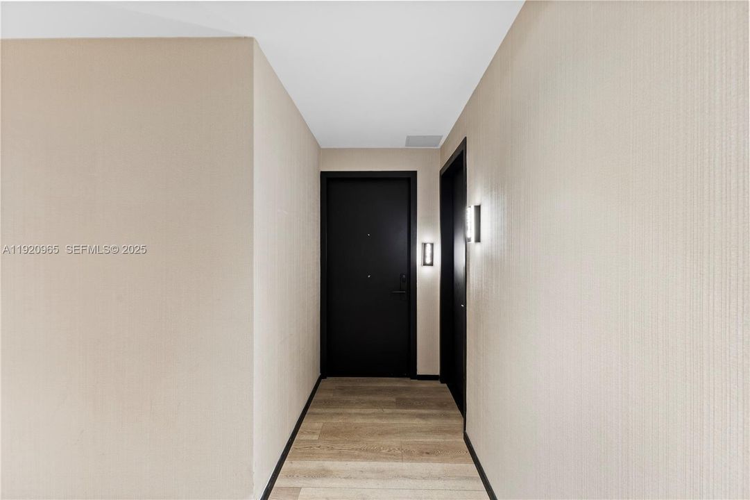 For Sale: $910,000 (1 beds, 1 baths, 560 Square Feet)