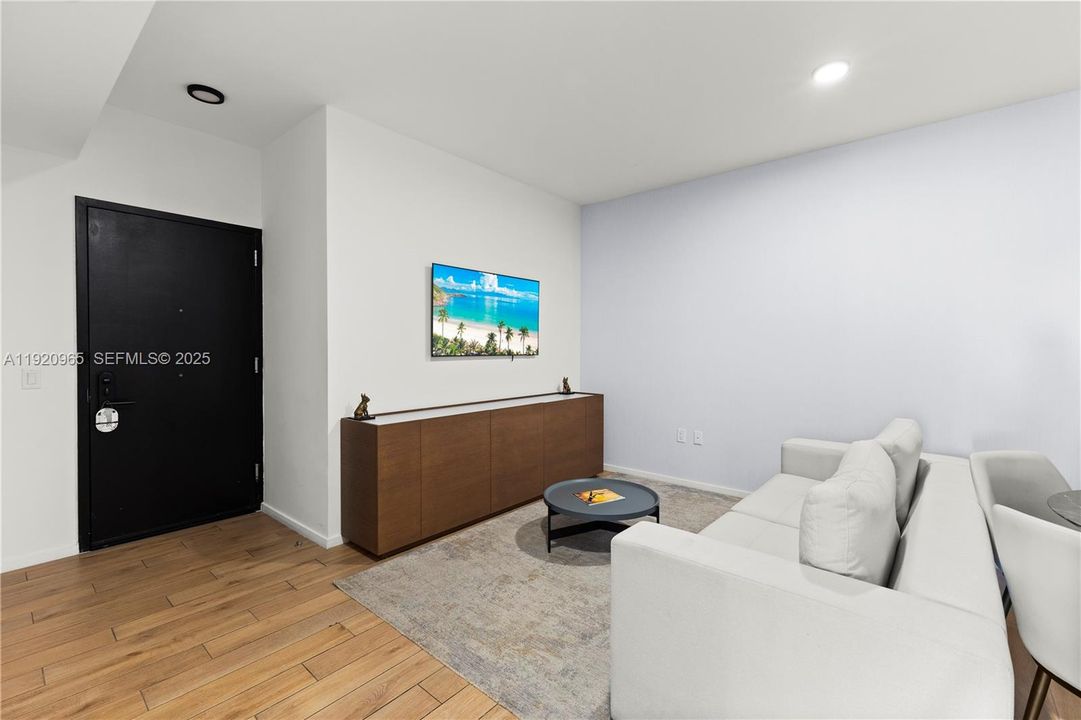 For Sale: $910,000 (1 beds, 1 baths, 560 Square Feet)