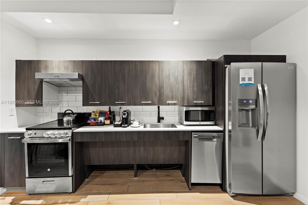 For Sale: $910,000 (1 beds, 1 baths, 560 Square Feet)