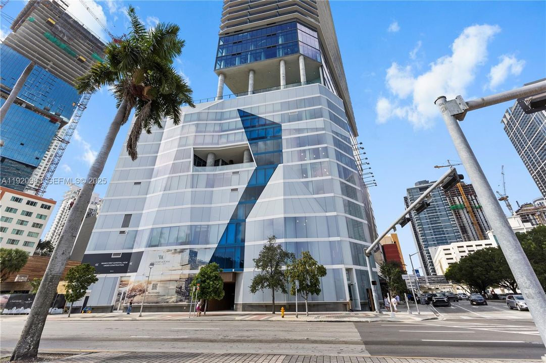 For Sale: $910,000 (1 beds, 1 baths, 560 Square Feet)