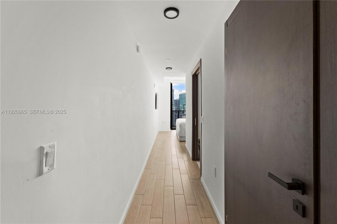 For Sale: $910,000 (1 beds, 1 baths, 560 Square Feet)