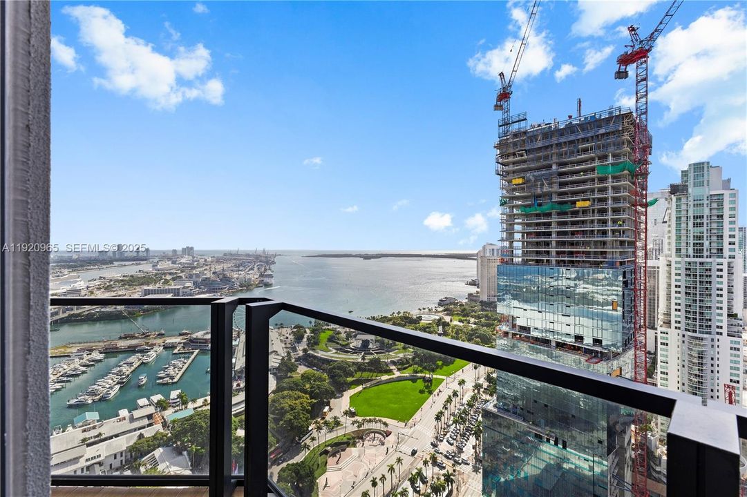 For Sale: $910,000 (1 beds, 1 baths, 560 Square Feet)