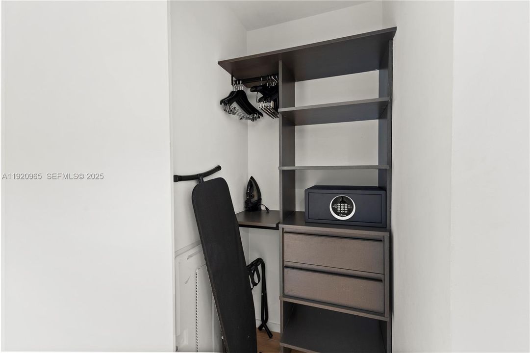 For Sale: $910,000 (1 beds, 1 baths, 560 Square Feet)