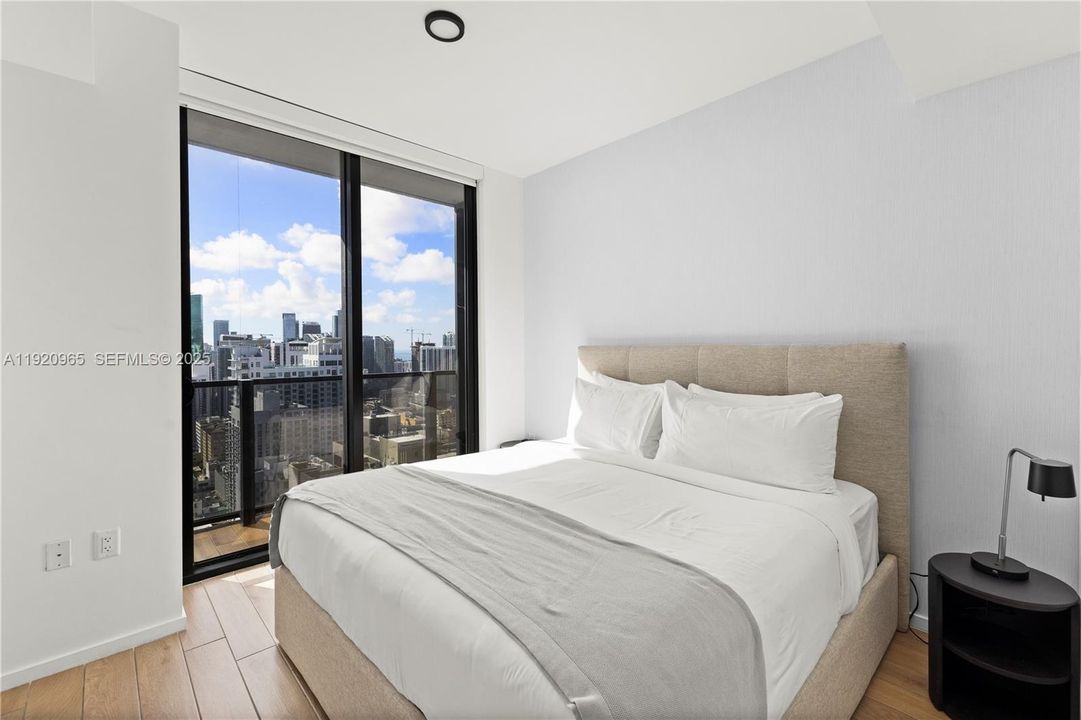 For Sale: $910,000 (1 beds, 1 baths, 560 Square Feet)