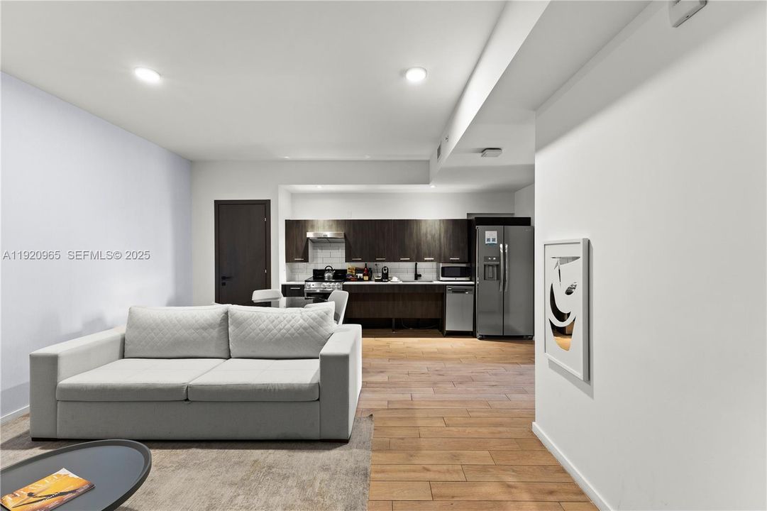 For Sale: $910,000 (1 beds, 1 baths, 560 Square Feet)