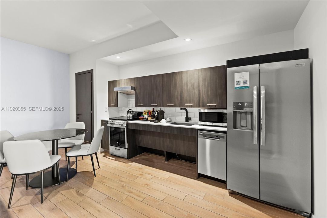 For Sale: $910,000 (1 beds, 1 baths, 560 Square Feet)