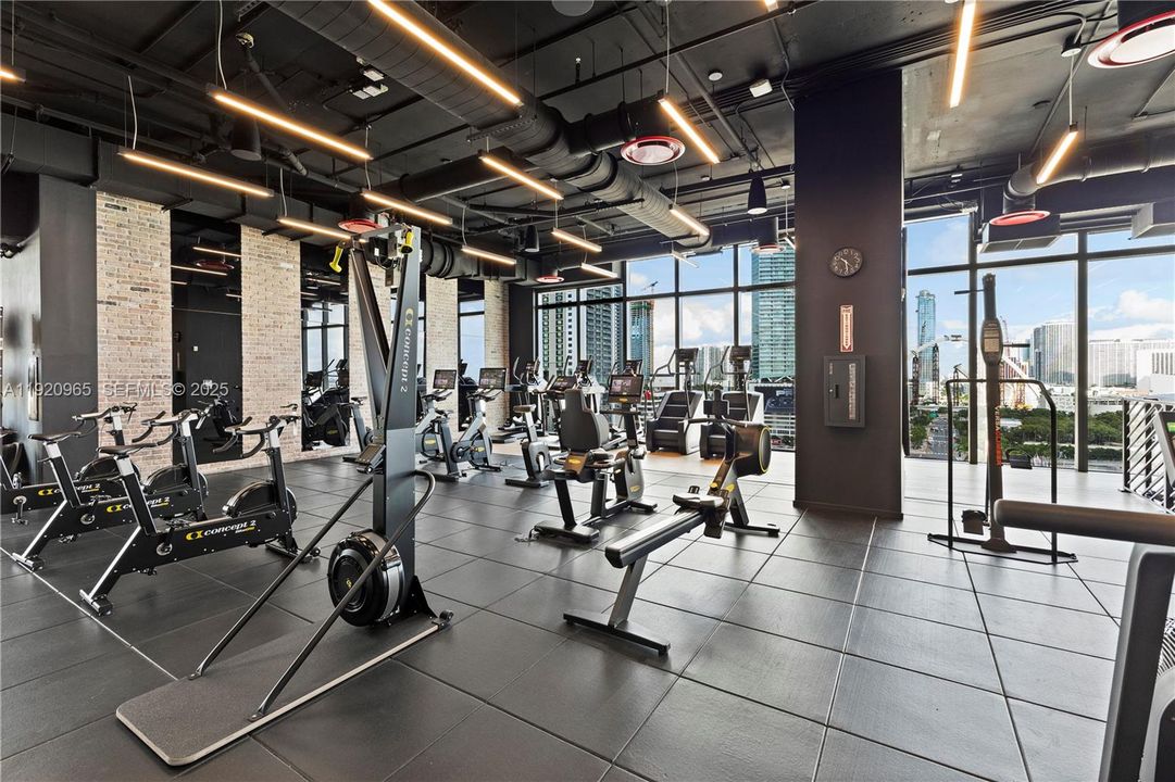 For Sale: $910,000 (1 beds, 1 baths, 560 Square Feet)