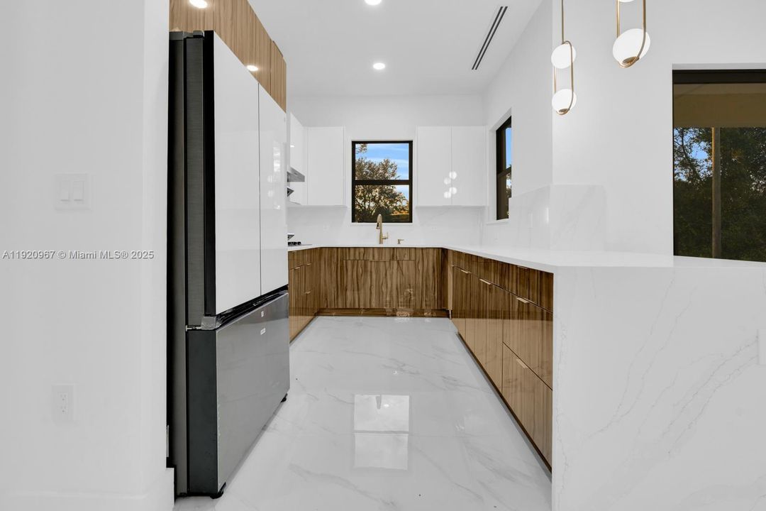 待售: $390,000 (3 贝兹, 2 浴室, 5013 平方英尺)