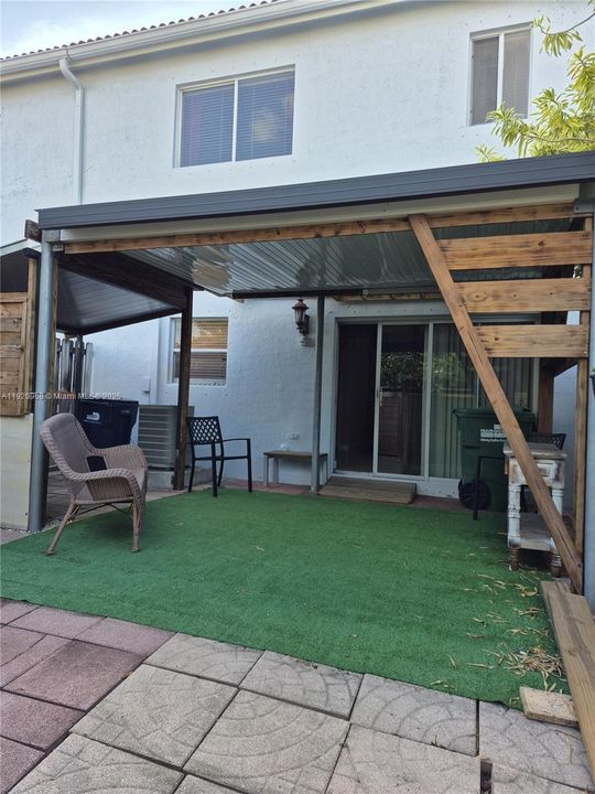 Active With Contract: $2,800 (3 beds, 2 baths, 1368 Square Feet)